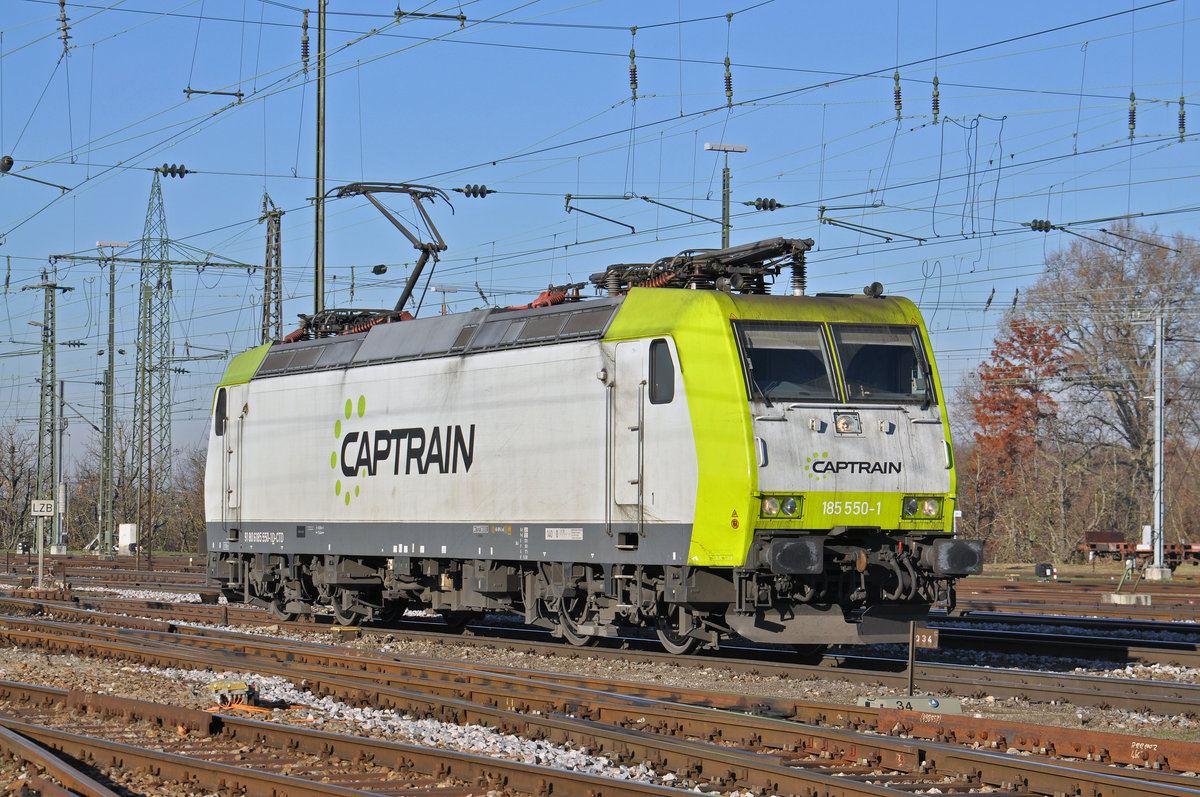Lok 185 550-1 durchfährt den Badischen Bahnhof. Die Aufnahme stammt vom 01.12.2016.