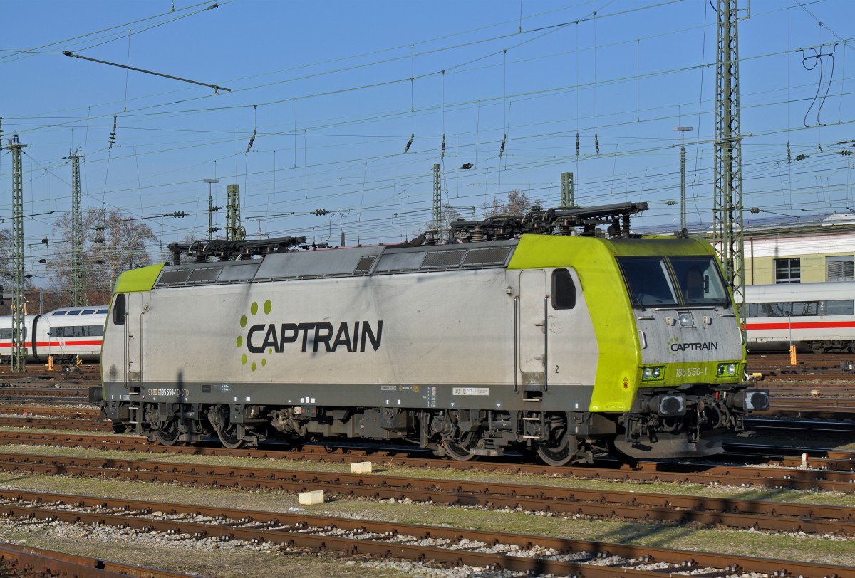Lok 185 550-1 wartet am Badischen Bahnhof auf den nächsten Einsatz. Die Aufnahme stammt vom 10.12.2015.