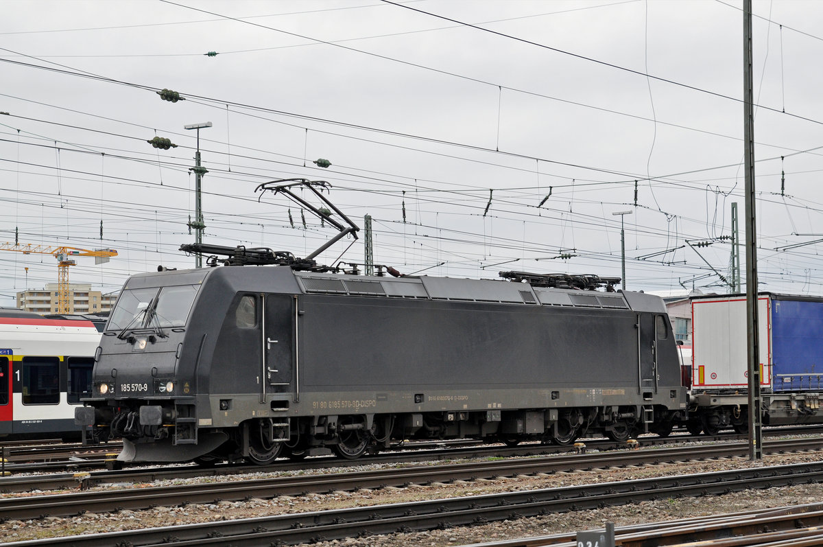 Lok 185 570-9 durchfährt den Badischen Bahnhof. Die Aufnahme stammt vom 31.03.2018.