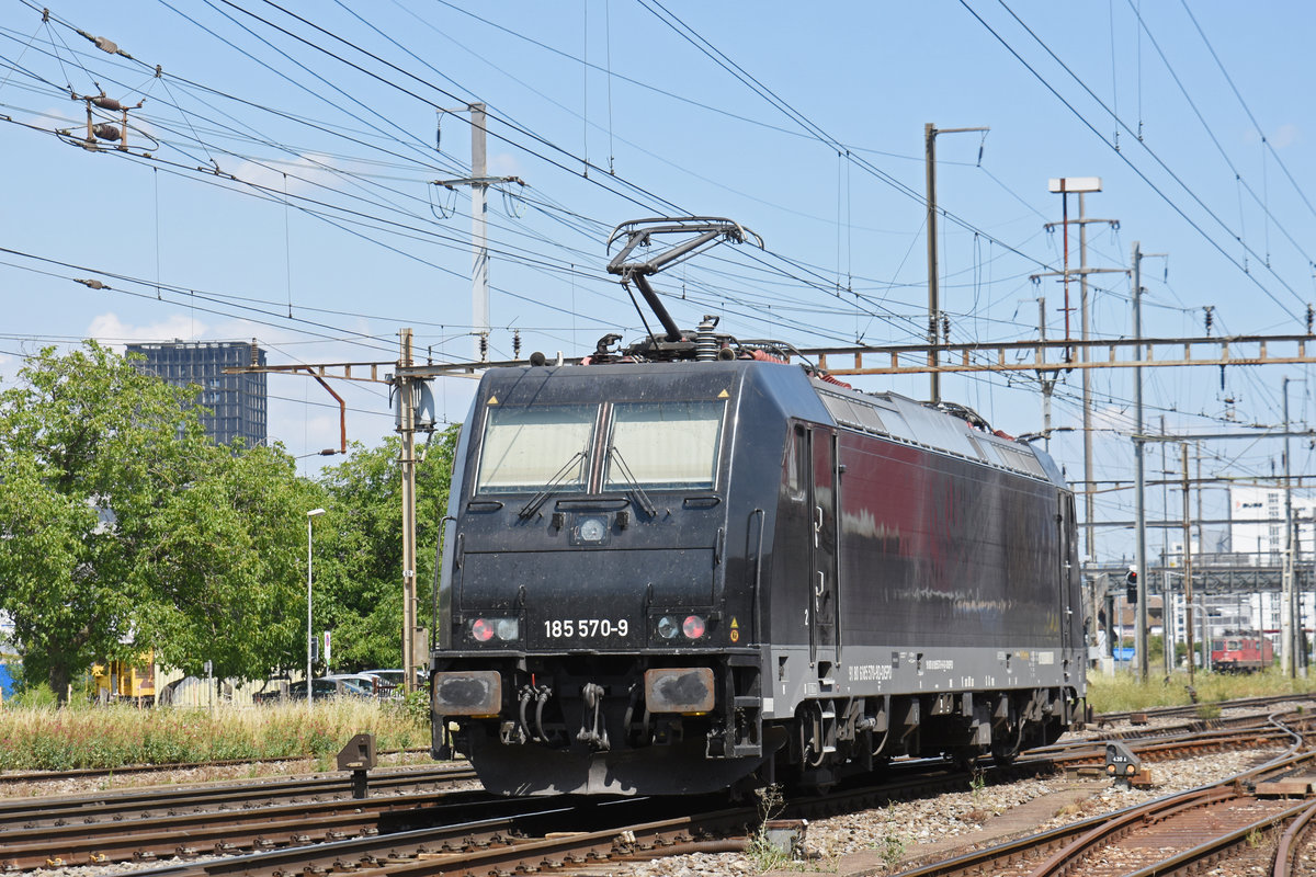 Lok 185 570-9 durchfährt den Bahnhof Pratteln. Die Aufnahme stammt vom 12.07.2018.