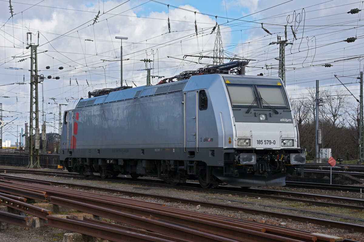 Lok 185 579-0 steht auf einem Abstellgleis beim badischen Bahnhof. Die Aufnahme stammt vom 25.02.2022.