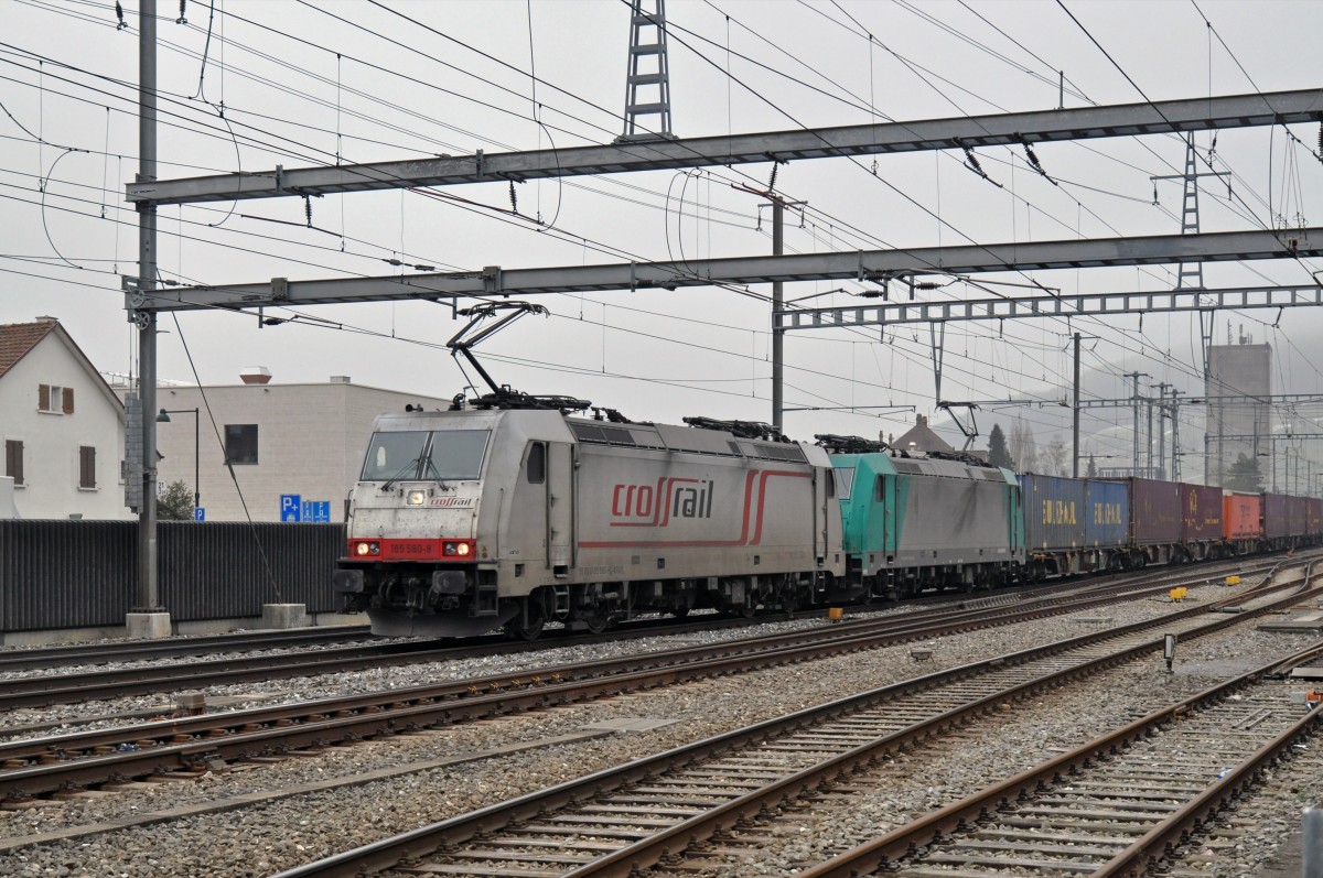 Lok 185 580-8 von CROSSRAIL durchfährt den Bahnhof Sissach. Die Aufnahme stammt vom 17.02.2015.