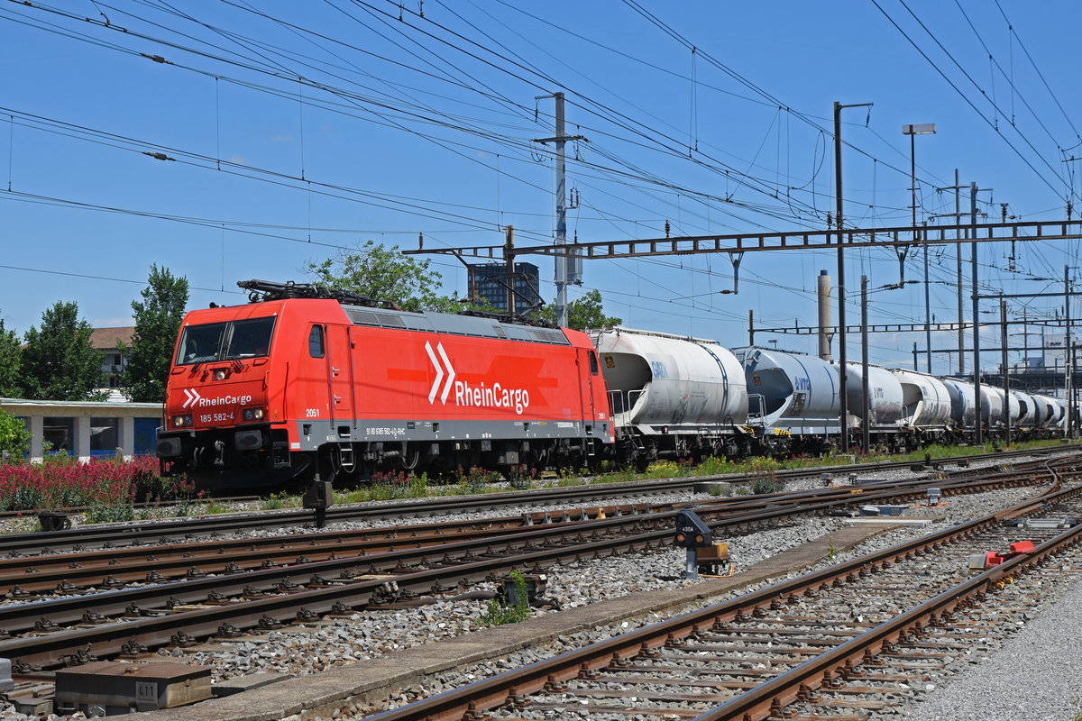 Lok 185 582-4 durchfährt den Bahnhof Pratteln. Die Aufnahme stammt vom 29.05.2020.