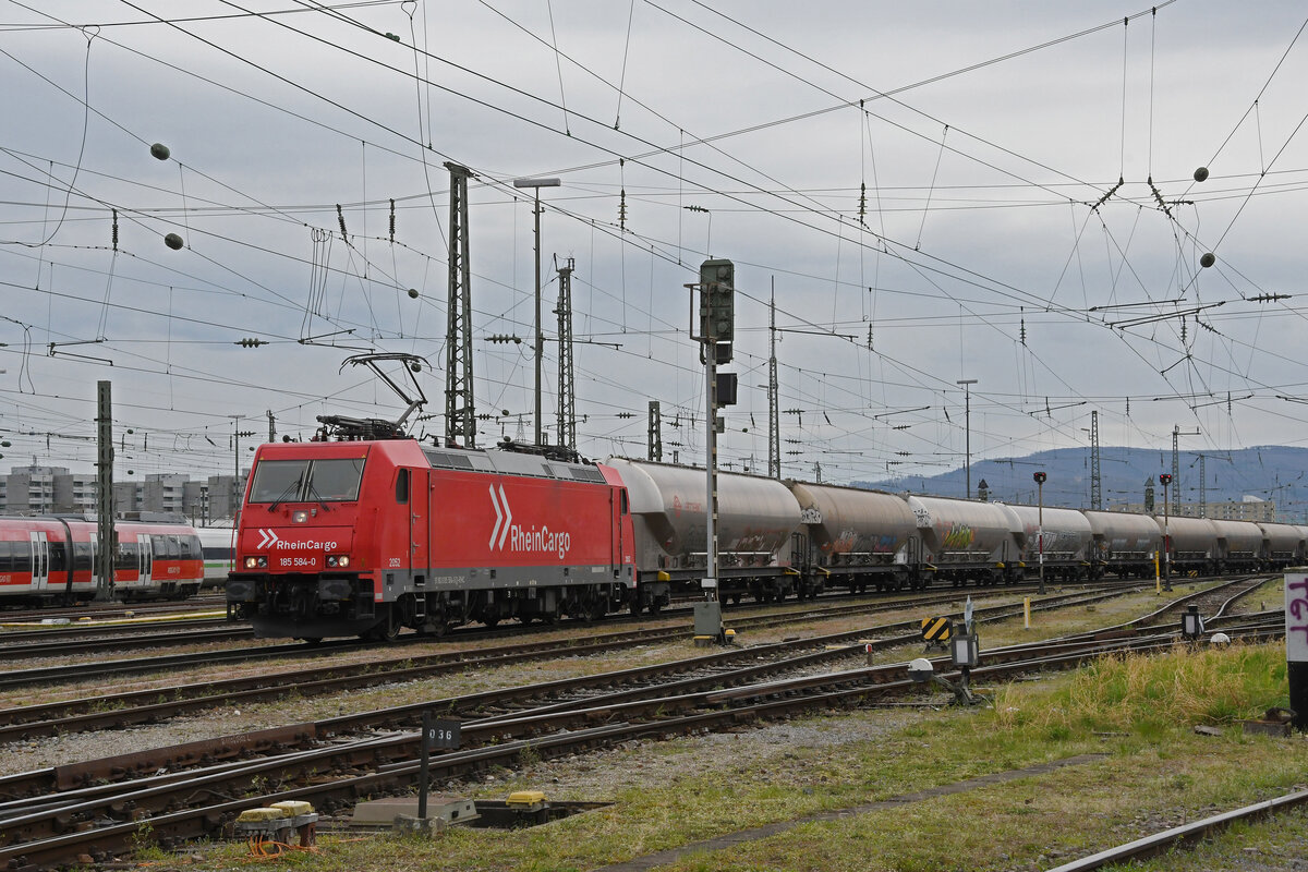 Lok 185 584-0 durchfährt am 23.03.2023 den badischen Bahnhof.