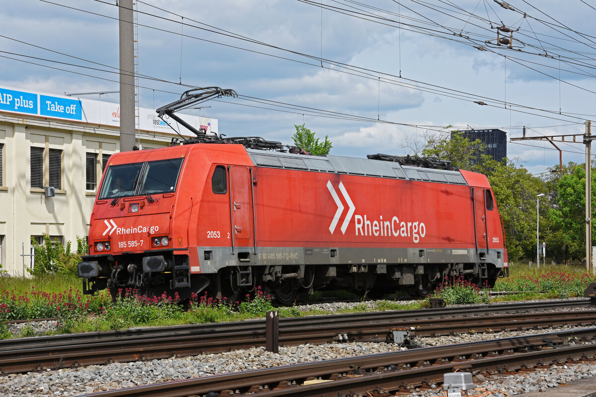Lok 185 585-7 durchfährt am 17.05.2023 solo den Bahnhof Pratteln.