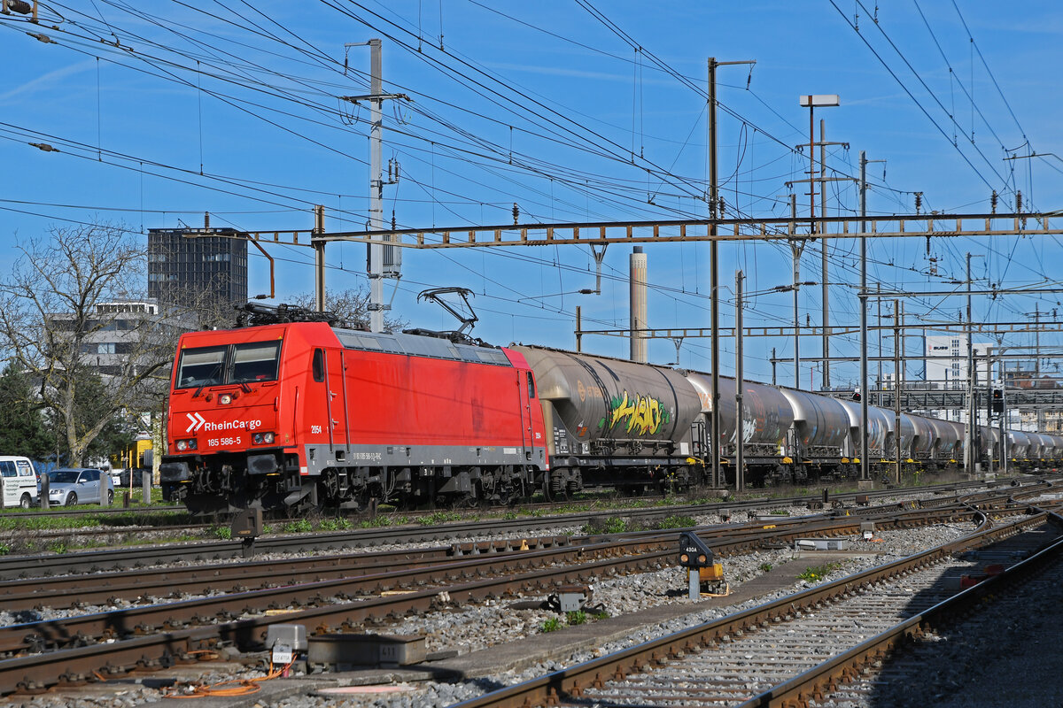 Lok 185 586-5 durchfährt am 25.03.2024 den Bahnhof Pratteln.