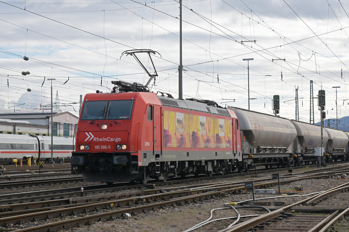 Lok 185 586-5 durchfährt den badischen Bahnhof. Die Aufnahme stammt vom 18.11.2019.