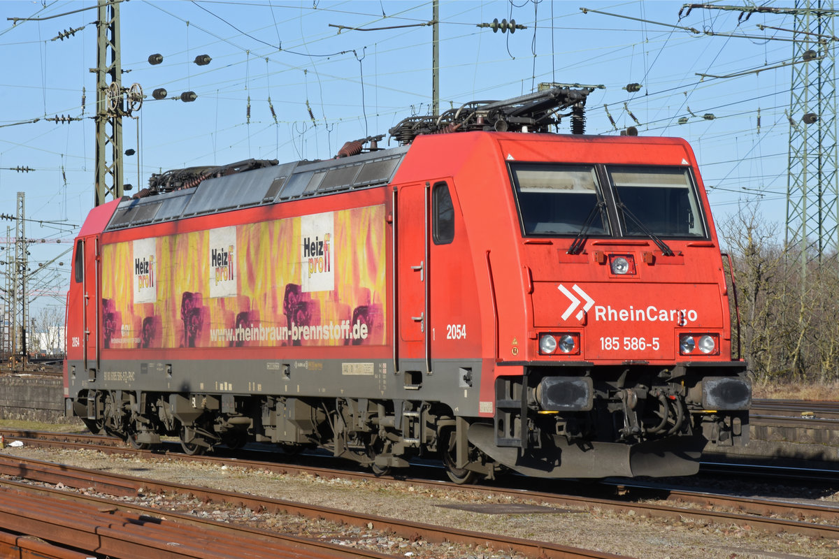 Lok 185 586-5 steht auf einem Abstellgleis beim badischen Bahnhof. Die Aufnahme stammt vom 16.01.2020.