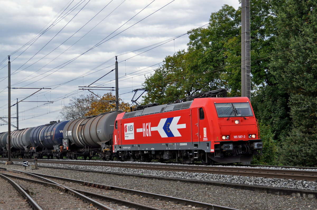 Lok 185 587-3 durchfährt den Bahnhof Kaiseraugst. Die Aufnahme stammt vom 24.10.2016.