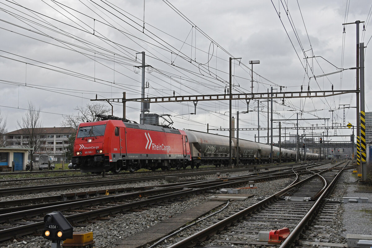 Lok 185 588-1 durchfährt am 22.12.2022 den Bahnhof Pratteln.