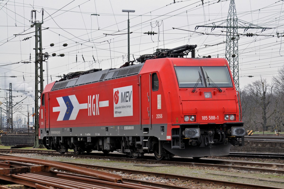 Lok 185 588-1 wartet am Badischen Bahnhof auf den nächsten Einsatz. Die Aufnahme stammt vom 19.01.2016.