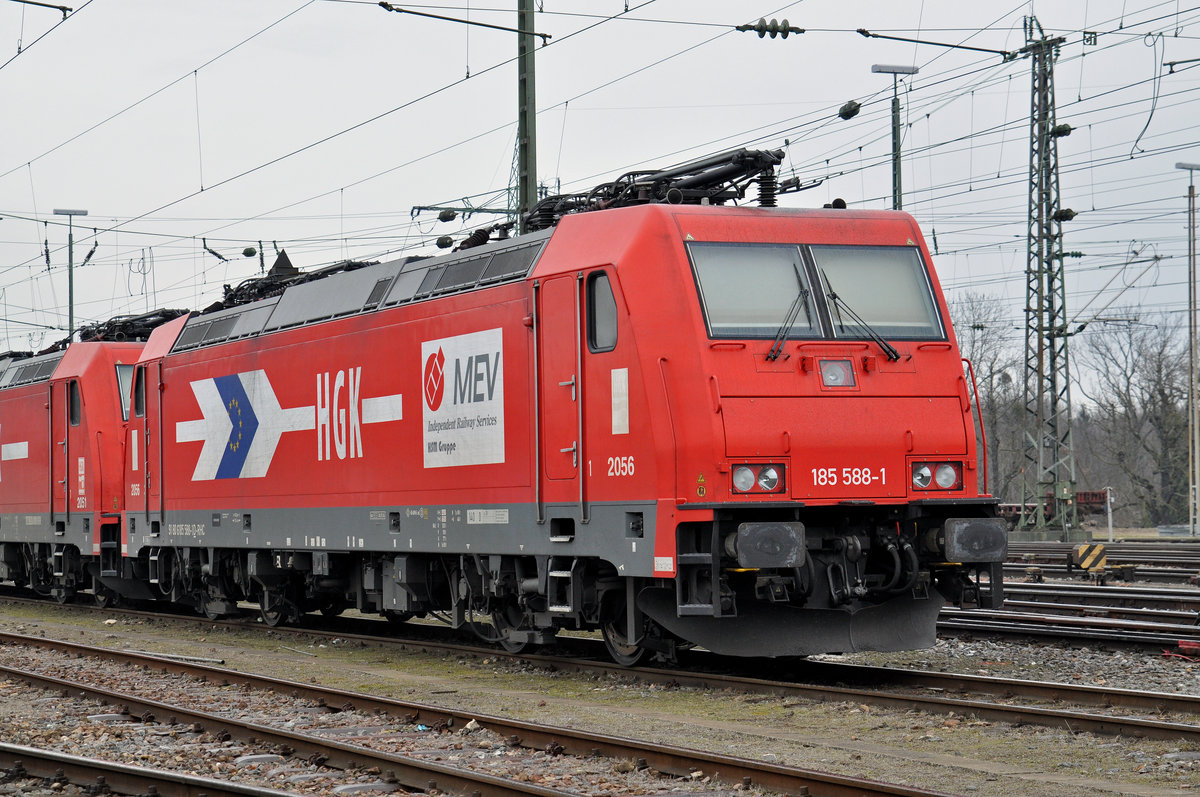 Lok 185 588-1 wartet am Badischen Bahnhof auf den nächsten Einsatz. Die Aufnahme stammt vom 30.01.2017.