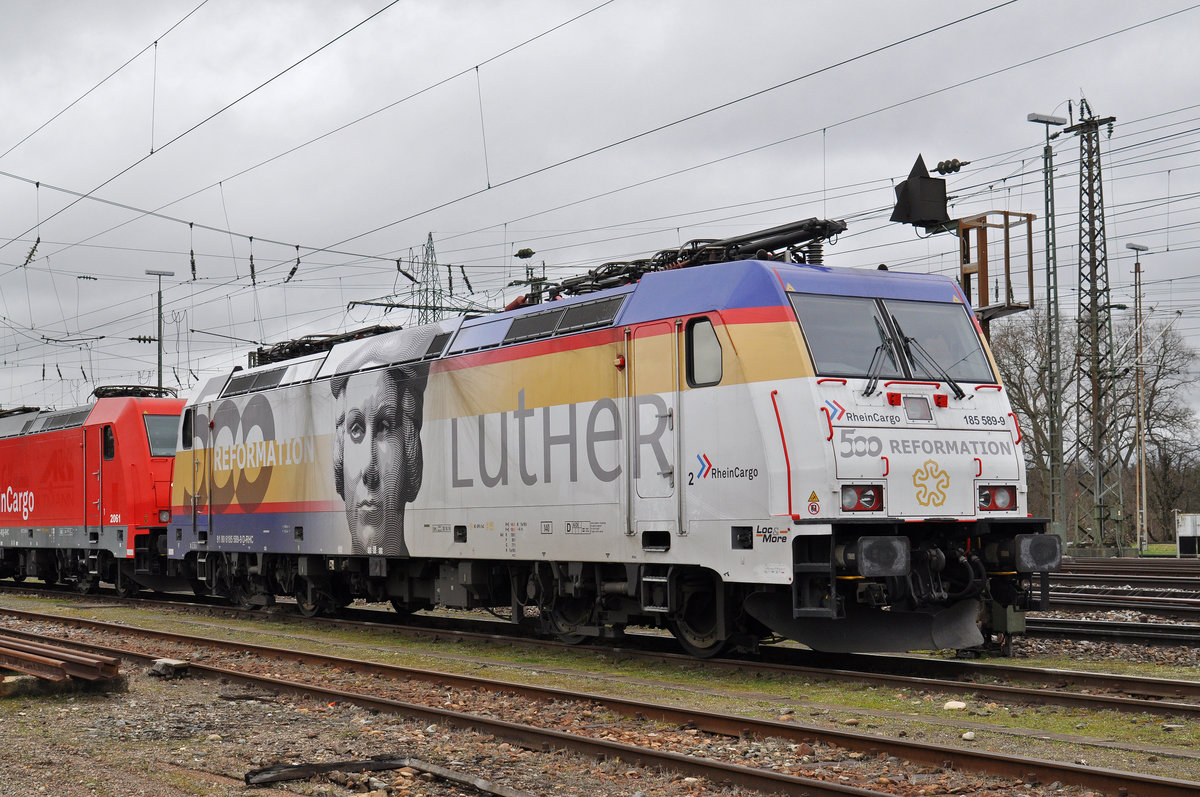 Lok 185 589-9, mit der Werbung für 500 Jahre Reformation durch Martin Luther, wartet beim Badischen Bahnhof auf den nächsten Einsatz. Die Aufnahme stammt vom 09.03.2017.
