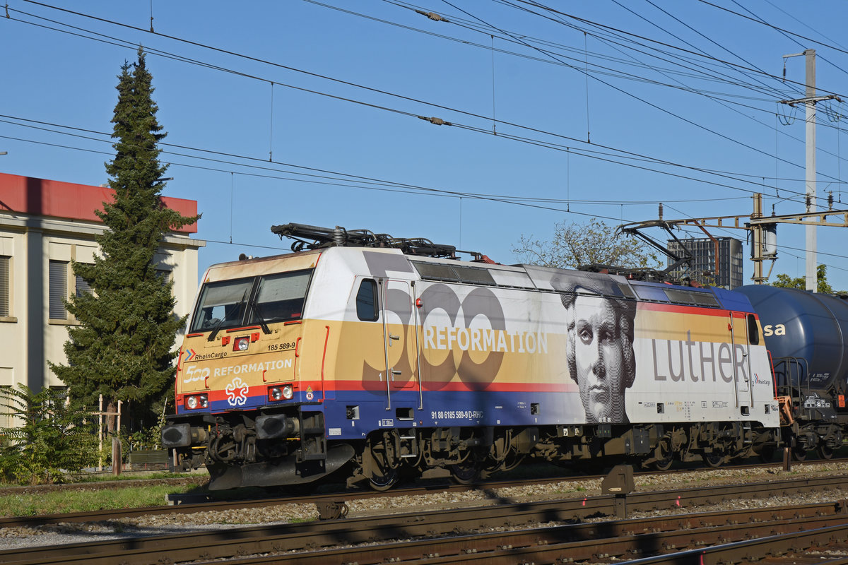 Lok 185 589-9 mit der Werbung für 500 Jahre Reformation, durchfährt den Bahnhof Pratteln. Die Aufnahme stammt vom 05.10.2018.