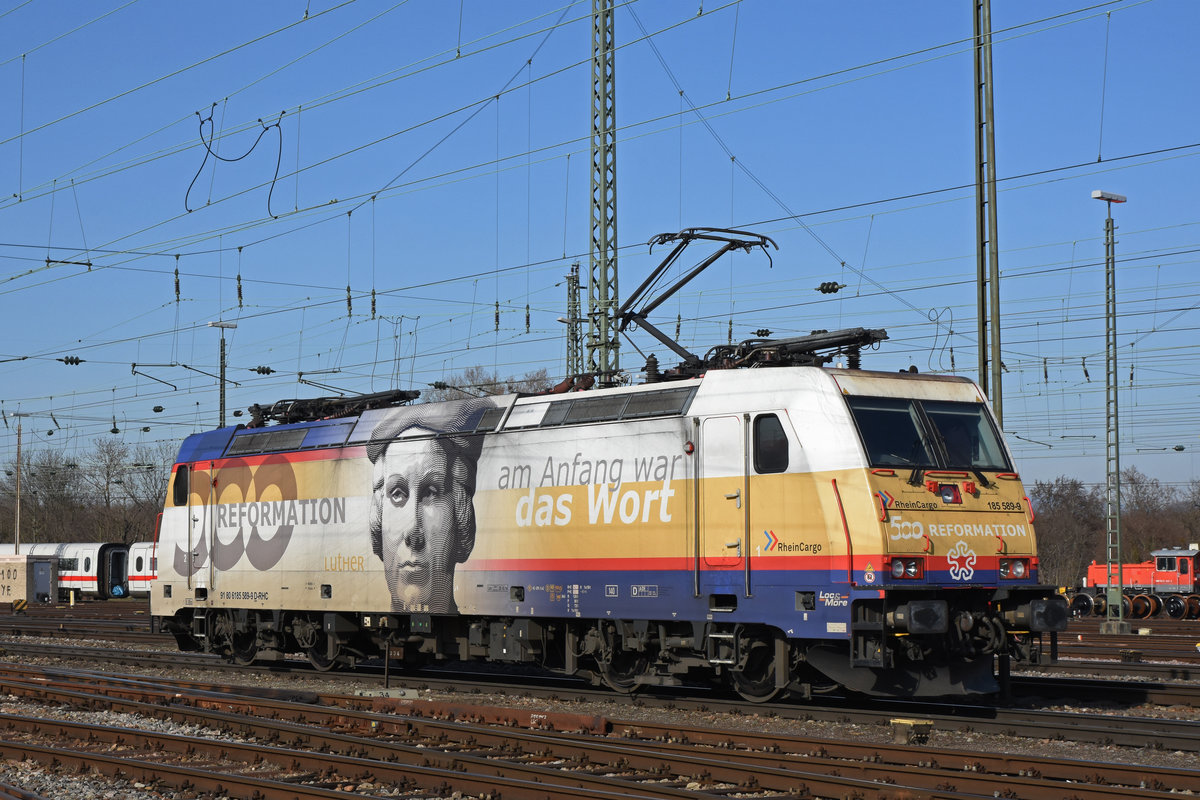 Lok 185 589-9 mit der Werbung für 500 Jahre Reformation, wird auf einem Nebengleis beim badischen Bahnhof abgestellt. Die Aufnahme stammt vom 26.02.2019.