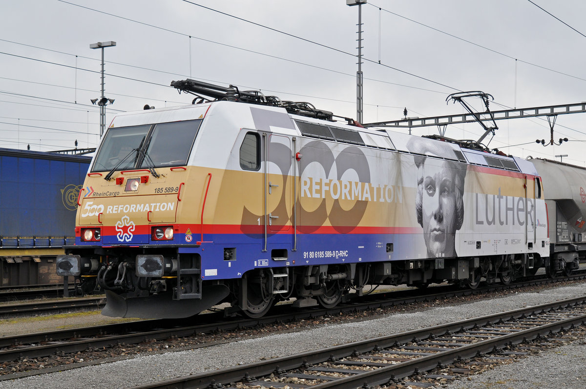 Lok 185 589-9, mit einer Werbung für die 500 Jahre Reformation von Martin Luther, durchfährt den Güterbahnhof Muttenz. Die Aufnahme stammt vom 06.02.2017.