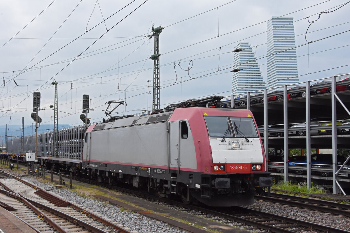 Lok 185 591-5 durchfährt am 20.05.2023 den badischen Bahnhof.