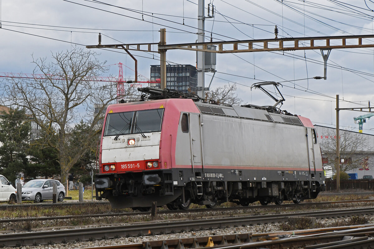 Lok 185 591-5 durchfährt am 28.02.2025 solo den Bahnhof Pratteln.