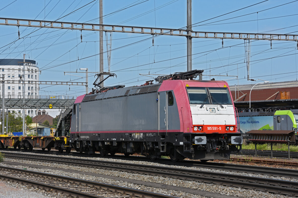 Lok 185 591-5 durchfährt den Bahnhof Pratteln. Die Aufnahme stammt vom 04.05.2022.