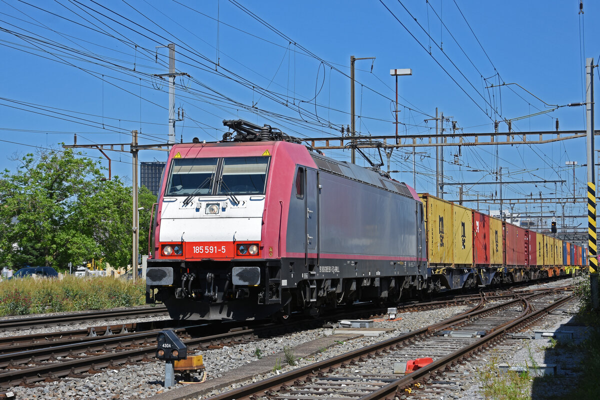 Lok 185 591-5 durchfährt den Bahnhof Pratteln. Die Aufnahme stammt vom 13.06.2022.