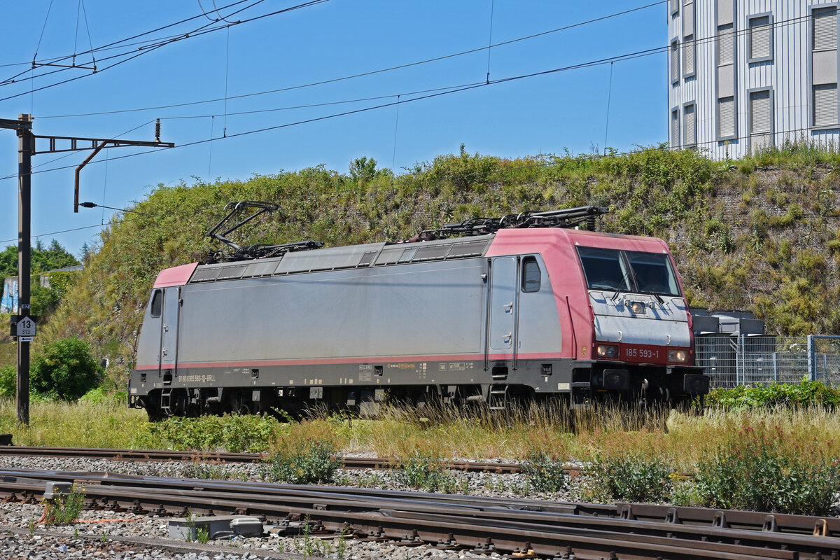 Lok 185 593-1 durchfährt solo den Bahnhof Pratteln. Die Aufnahme stammt vom 11.06.2022.