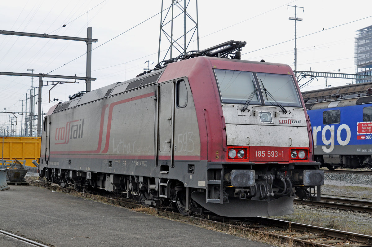 Lok 185 593-1 wartet beim Güterbahnhof Muttenz auf den nächsten Einsatz. Die Aufnahme stammt vom 30.01.2017.