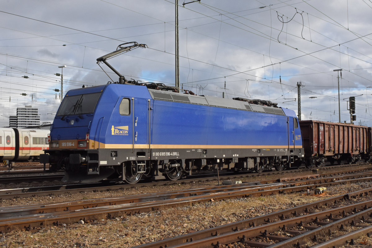 Lok 185 596-4 durchfährt den badischen Bahnhof. Die Aufnahme stammt vom 16.11.2020.