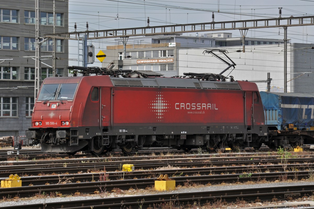 Lok 185 596-4 durchfährt den Güterbahnhof in Muttenz. Die Aufnahme stammt vom 17.06.2014.