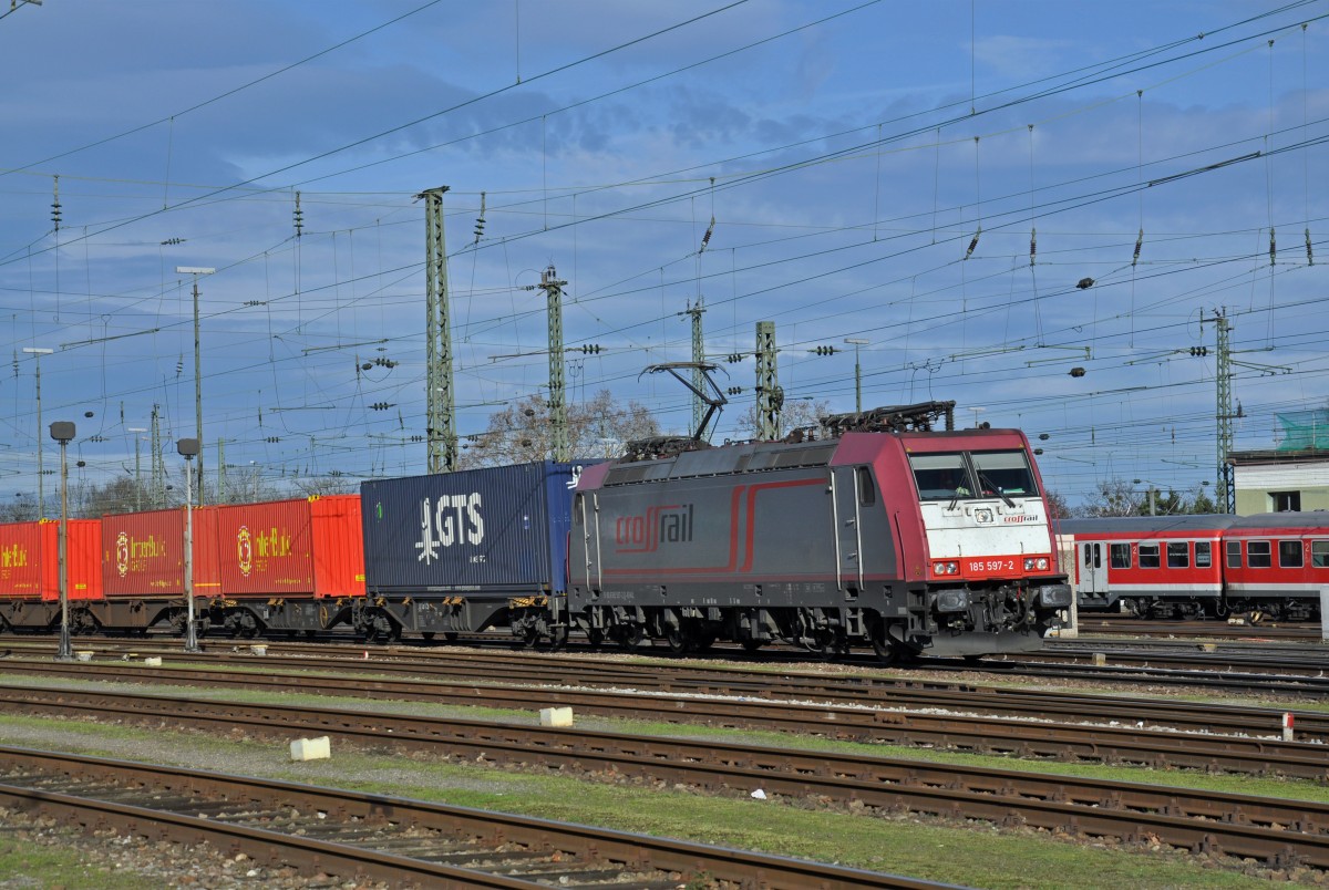 Lok 185 597-2 durchfährt den Badischen Bahnhof. Die Aufnahme stammt vom 12.12.2014.