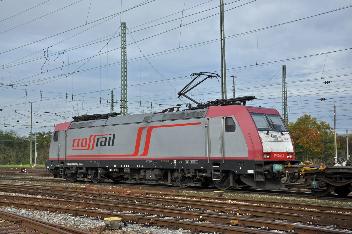 Lok 185 600-4 durchfährt den Badischen Bahnhof. Die Aufnahme stammt vom 25.10.2014.