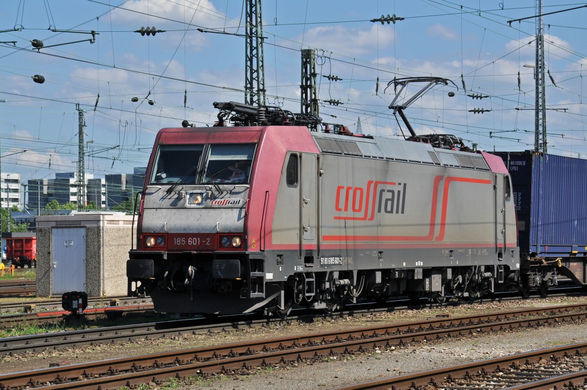 Lok 185 601-2 Crossrail durchfährt den Badischen Bahnhof. Die Aufnahme stammt vom 15.07.2014.
