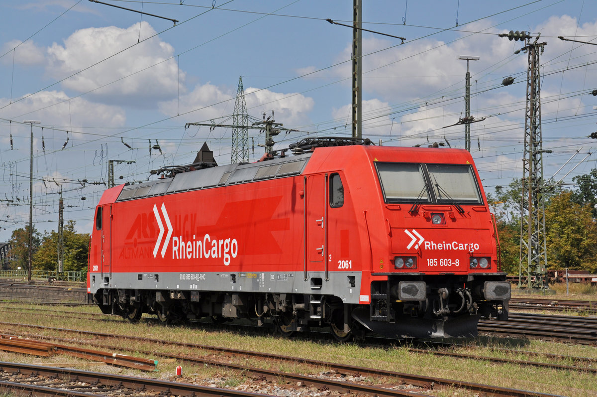 Lok 185 603-8 wartet auf einem Abstellgleis beim badischen Bahnhof auf den nächsten Einsatz. Die Aufnahme stammt vom 15.08.2018.