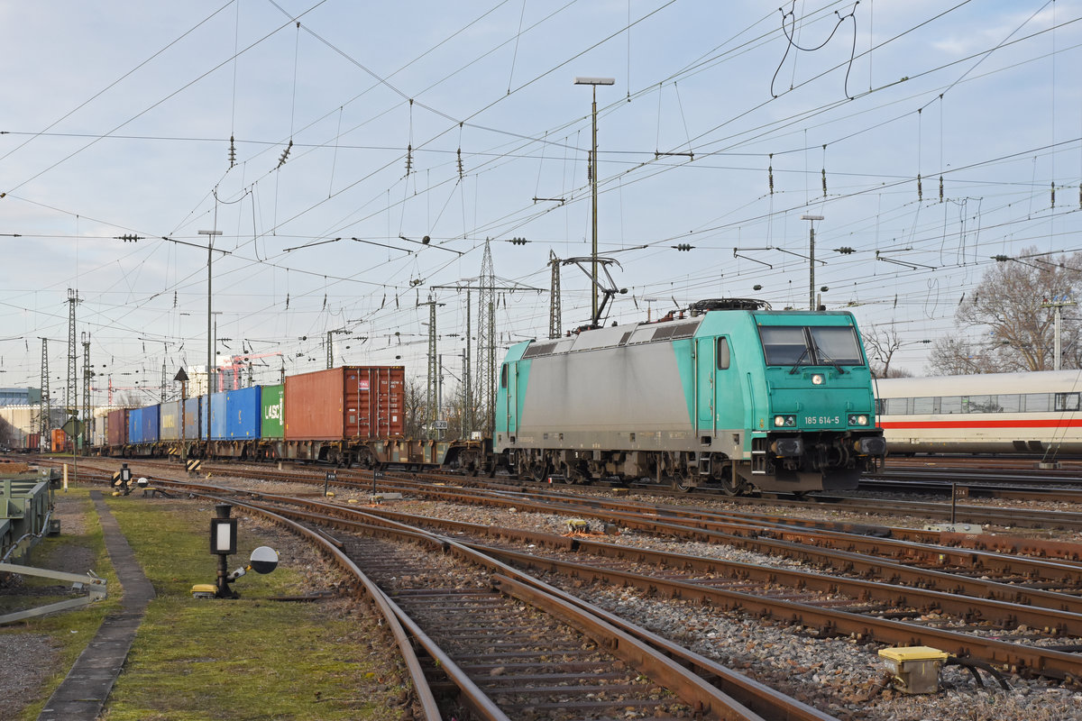 Lok 185 614-5 durchfährt den badischen Bahnhof. Die Aufnahme stammt vom 19.12.2019.