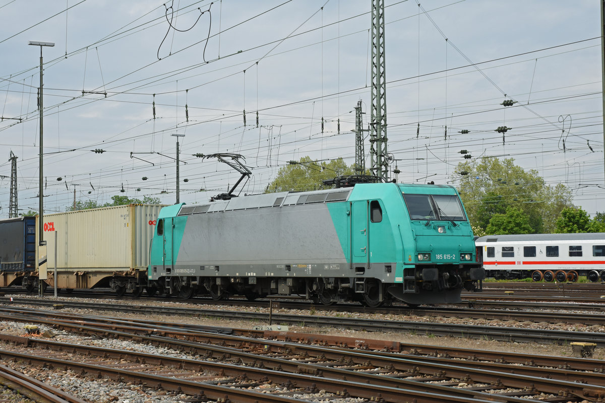 Lok 185 615-2 durchfährt den badischen Bahnhof. Die Aufnahme stammt vom 17.05.2019.