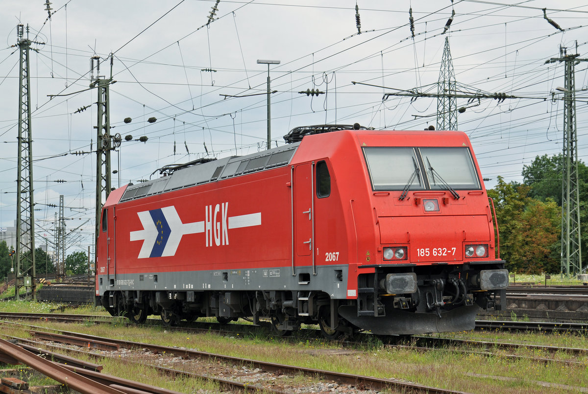 Lok 185 632-7 wartet am Badischen Bahnhof auf den nächsten Einsatz. Die Aufnahme stammt vom 02.08.2016.