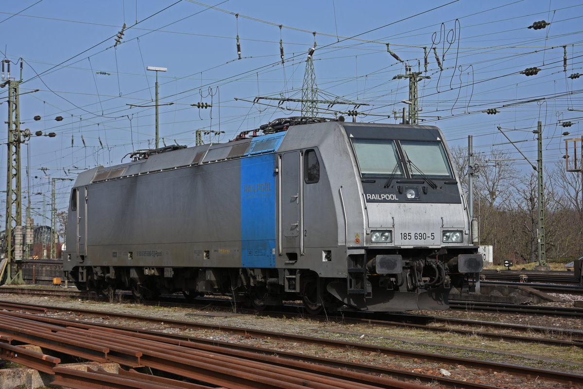 Lok 185 690-5 steht auf einem Abstellgleis beim badischen Bahnhof. Die Aufnahme stammt vom 24.02.2021.