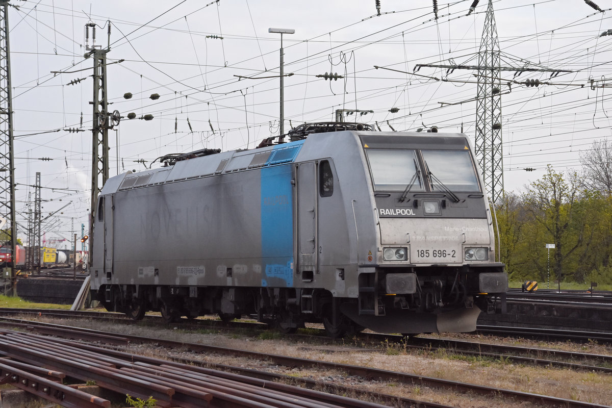 Lok 185 696-2 steht auf einem Abstellgleis beim badischen Bahnhof. Die Aufnahme stammt vom 13.04.2021.