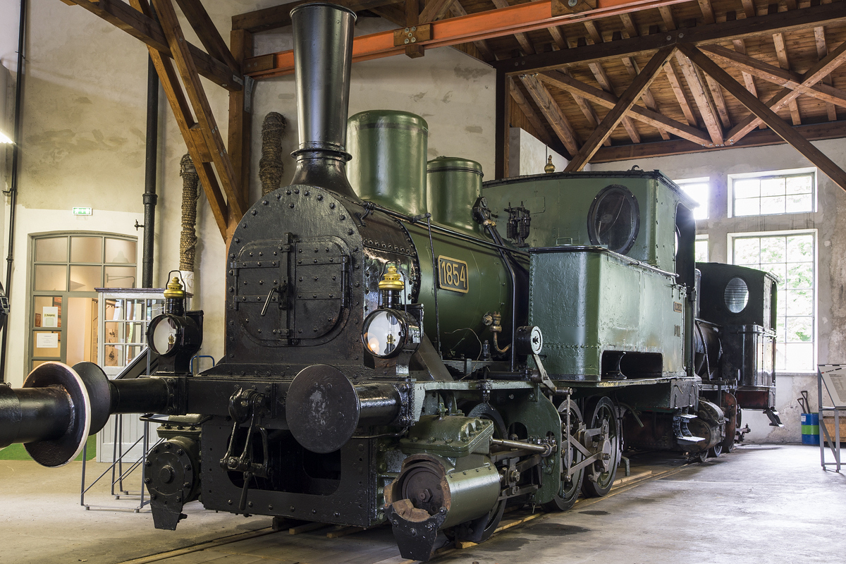 Lok 1854, eine bayerische D VII, steht mit gebrochenem Zylinderkopf im Localbahnmuseum Bayerisch Eisenstein. 22.06.2013

Bildrechte: IKM, Localbahnmuseum Bayerisch Eisenstein

Hersteller: Krauss, München
Fabriknummer: 2562
Indienststellung: 30.04.1892
Ausmusterung (DRG): 08.08.1933
ursprüngl. Fahrzeugnr. 1854
DRG-Fahrzeugnr.: 98 7658
Betreibernr. z.Z.d. Aufnahme: 1854
Radsatzfolge: C
Vmax (km/h): 45
Leistung (PS): 175
Dienstmasse (t): 28
Radsatzfahrmasse max. (t): 10
LüP (mm): 7.565