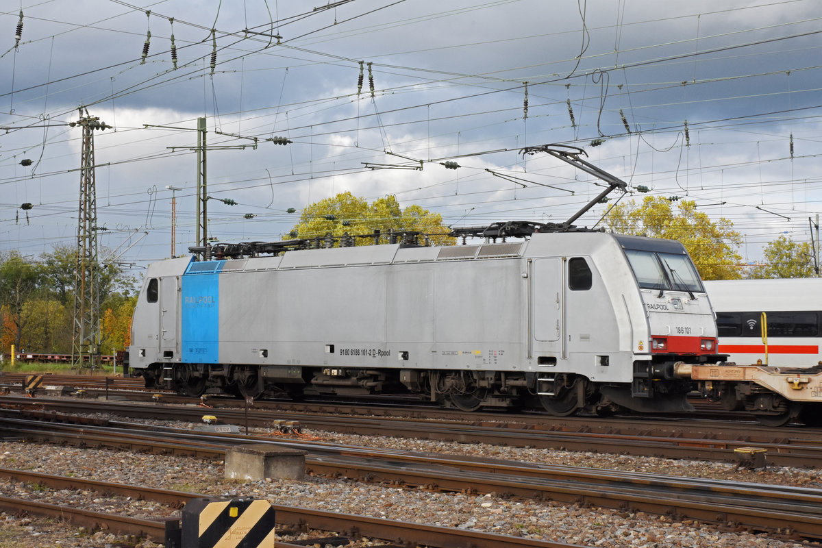 Lok 186 101-2 durchfährt den badischen Bahnhof. Die Aufnahme stammt vom 06.11.2019.