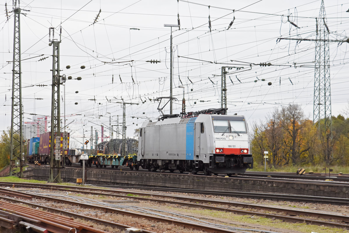 Lok 186 101-2 durchfährt den badischen Bahnhof. Die Aufnahme stammt vom 13.11.2019.