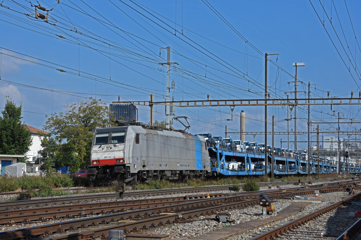 Lok 186 101-2 durchfährt den Bahnhof Pratteln. Die Aufnahme stammt vom 21.09.2021.