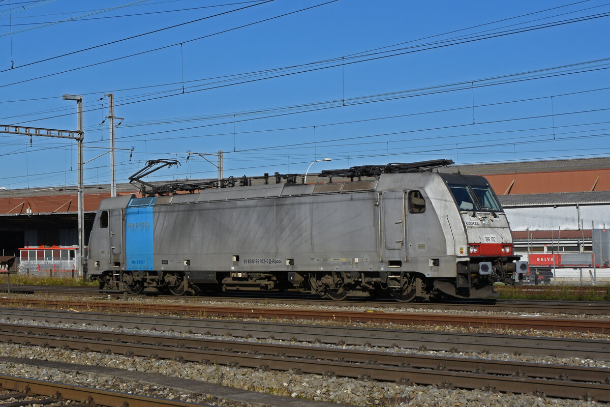 Lok 186 102-0 verlässt die Abstellanlage beim Bahnhof Pratteln. Die Aufnahme stammt vom 23.10.2021.