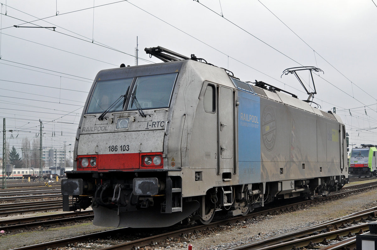 Lok 186 103-8 ist beim Badischen Bahnhof abgestellt. Die Aufnahme stammt vom 20.12.2016.