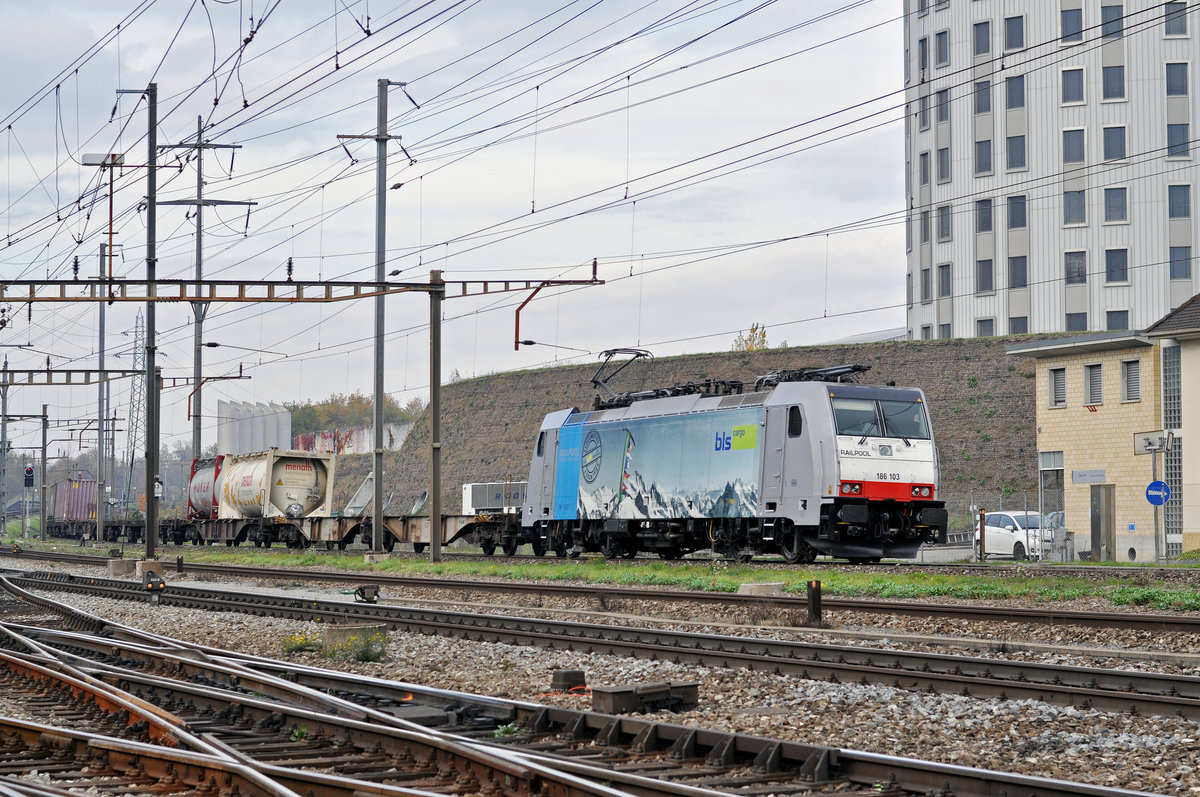 Lok 186 103-8 durchfährt den Bahnhof Pratteln. Die Aufnahme stammt vom 04.11.2017.