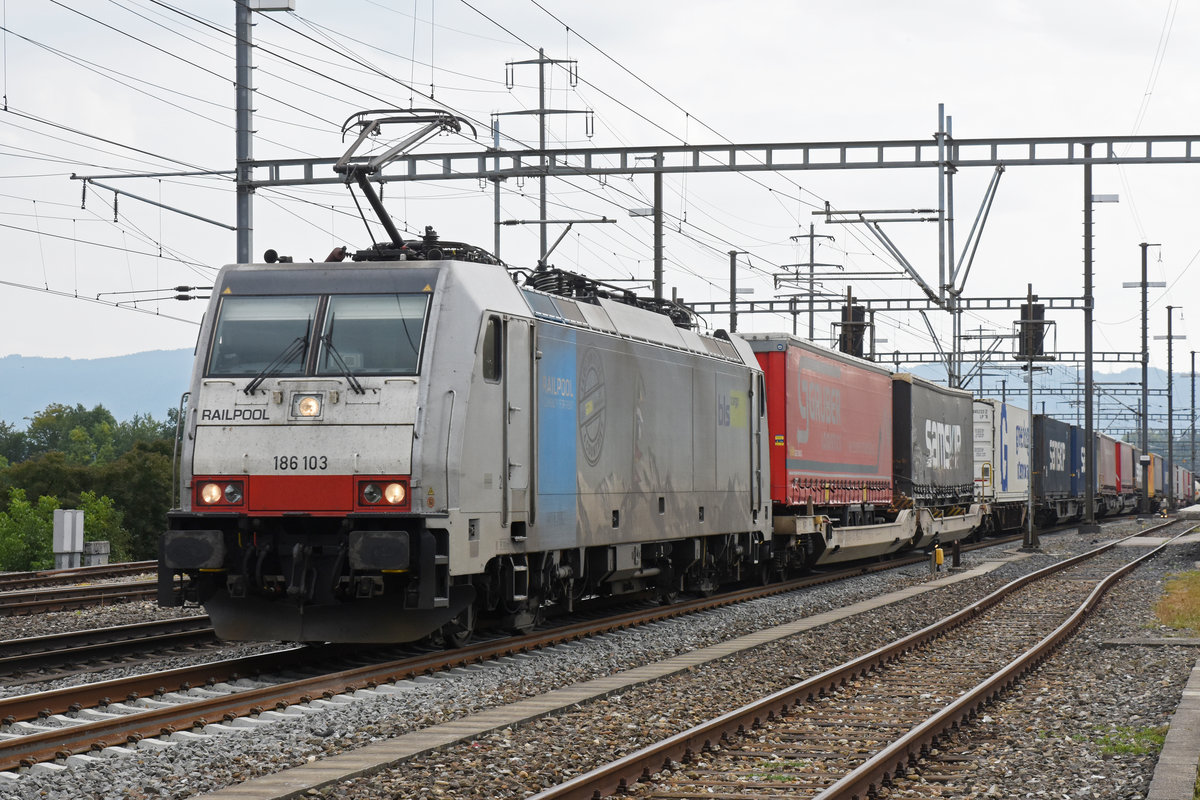 Lok 186 103-8 durchfährt den Bahnhof Möhlin. Die Aufnahme stammt vom 06.09.2018.