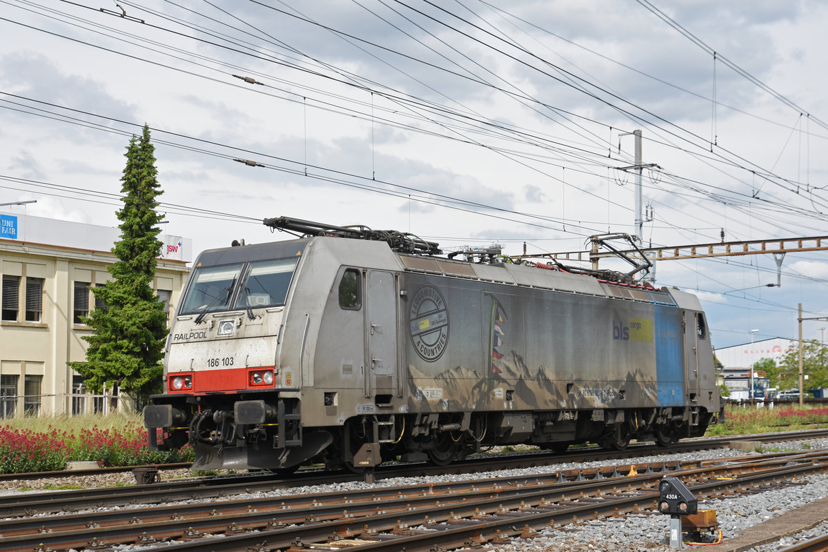Lok 186 103-8 durchfährt den Bahnhof Pratteln. Die Aufnahme stammt vom 27.05.2019.