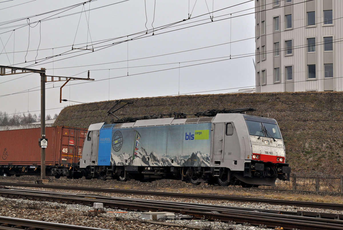 Lok 186 103-8 durchfährt den Bahnhof Pratteln. Die Aufnahme stammt vom 07.02.2017.