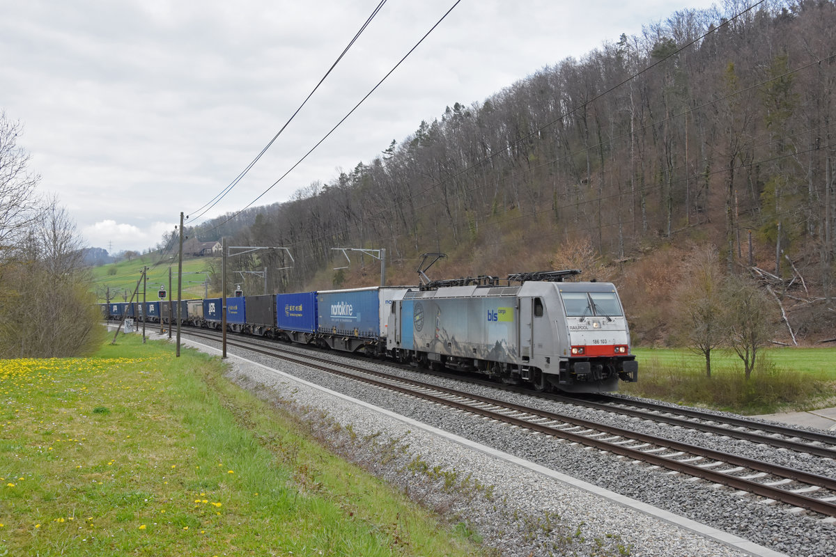 Lok 186 103-8 fährt Richtung Bahnhof Tecknau. Die Aufnahme stammt vom 19.04.2021.