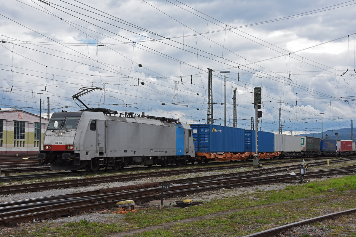 Lok 186 104-6 durchfährt am 26.09.2022 den badischen Bahnhof.