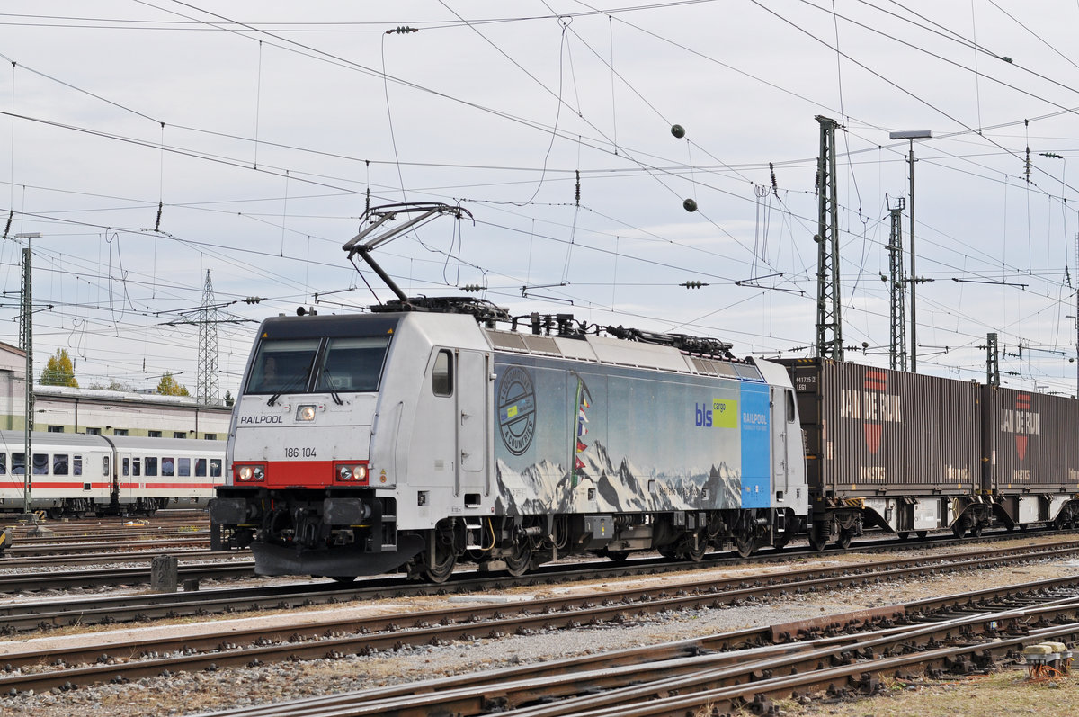 Lok 186 104-6 durchfährt den Badischen Bahnhof. Die Aufnahme stammt vom 21.10.2017.